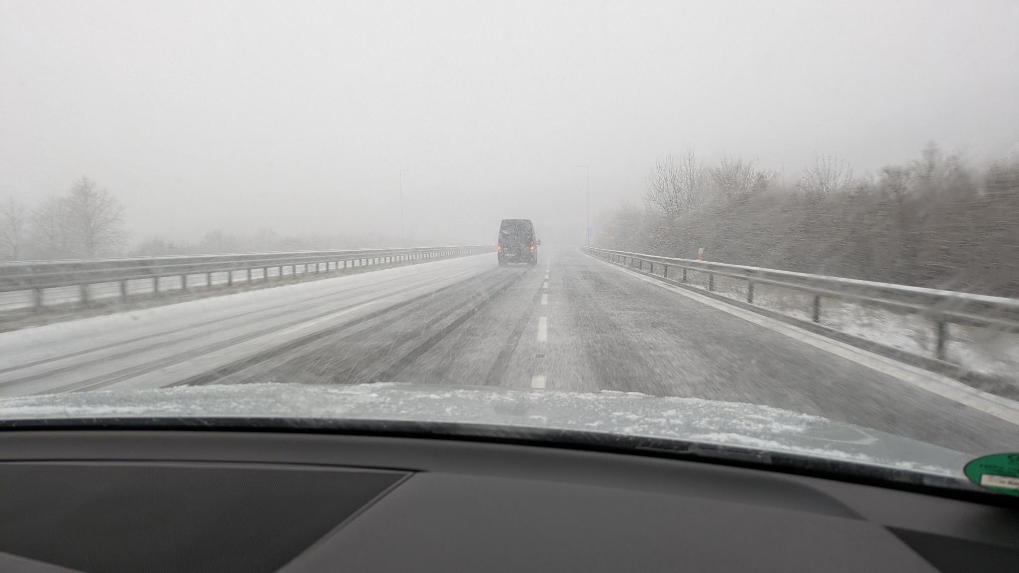 Schneegestöber auf der Autobahn